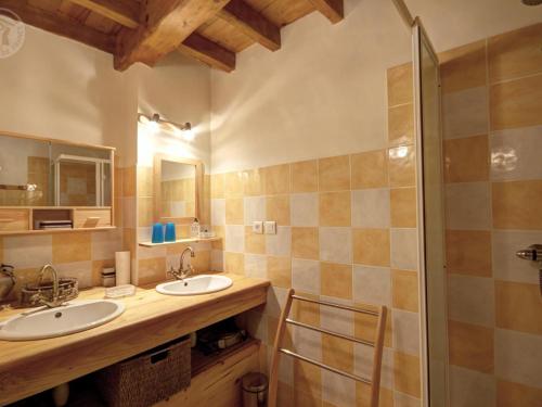 un bagno con due lavandini e una doccia di Charmant Gîte avec Terrasse, Cheminée et Jardin, à Proximité des Bois, Animaux Acceptés - FR-1-496-205 a Saint-Jean-Soleymieux