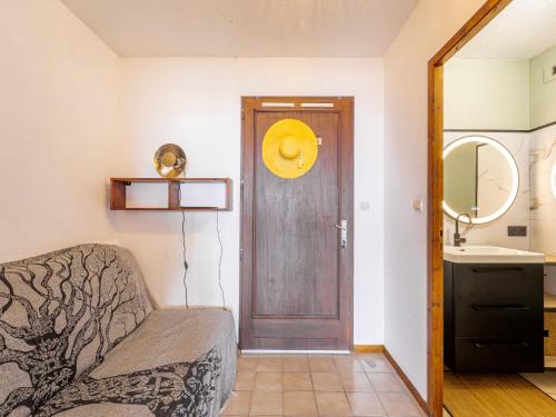 ein Zimmer mit einer Tür und einem Sofa und einem Waschbecken in der Unterkunft Appartement Front de Mer à Mimizan - 4 Pers, Balcon & Parking Inclus - FR-1-50-190 in Mimizan