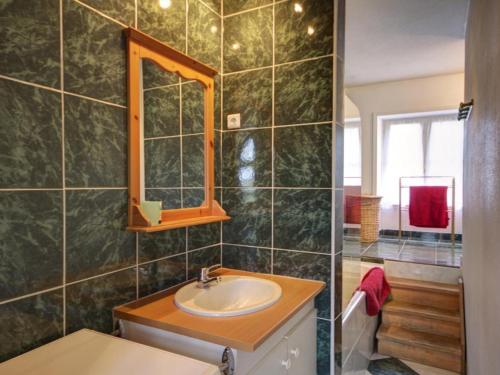 un baño con lavabo y espejo en Gîte de Charme avec Parc, Tennis et Salle de Jeux près d'un Château à Parigny - FR-1-496-160, en Parigny