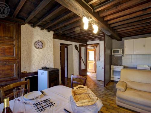 Postel nebo postele na pokoji v ubytování Charmante maison avec poêle et salon ombragé à Pralong - FR-1-496-261