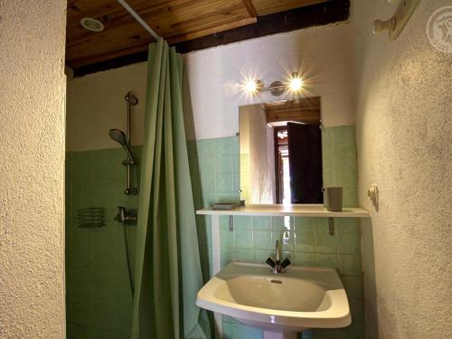 Koupelna v ubytování Charmante maison avec poêle et salon ombragé à Pralong - FR-1-496-261