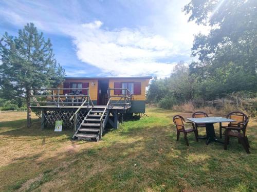 Roulotte chaleureuse pour 4 pers., paisible, avec étang, animaux, proche de Roanne - FR-1-496-308