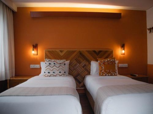 two beds sitting next to each other in a room at qema Lima in Lima