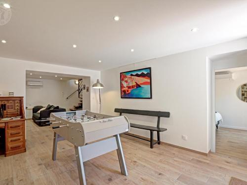 Ruang duduk di Gîte d'exception 5 suites avec spa, proche randonnées - FR-1-496-355