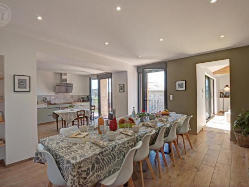 Dapur atau dapur kecil di Gîte d'exception 5 suites avec spa, proche randonnées - FR-1-496-355