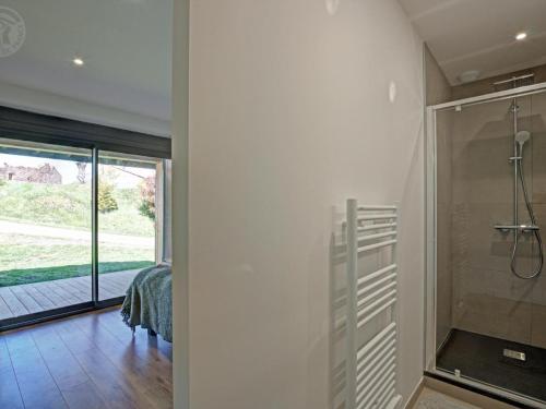 Bilik mandi di Gîte d'exception 5 suites avec spa, proche randonnées - FR-1-496-355