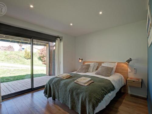 Katil atau katil-katil dalam bilik di Gîte d'exception 5 suites avec spa, proche randonnées - FR-1-496-355