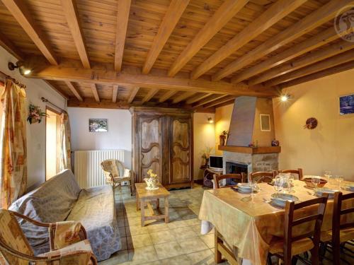 un salon avec une table et une cheminée dans l'établissement Gîte rénové avec cheminée et jardin à 15 km des pistes de ski - FR-1-496-9, à Saint-Bonnet-le-Courreau