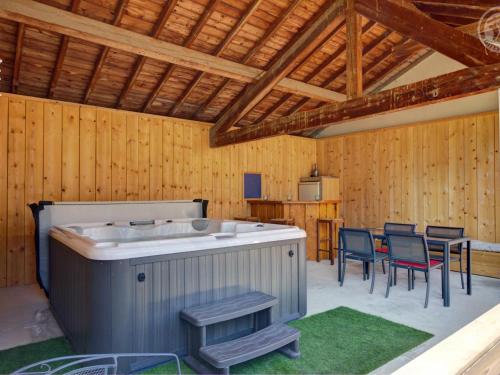 Imagine din galeria proprietății Gîte Familial avec SPA et Jeux Extérieurs - 5 Chambres, 230m², Village Typique, Animaux Acceptés - FR-1-496-289 în LʼHôpital-le-Grand
