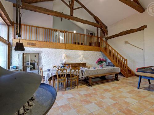 un salon avec une table et une salle à manger dans l'établissement Gîte Familial avec SPA et Jeux Extérieurs - 5 Chambres, 230m², Village Typique, Animaux Acceptés - FR-1-496-289, à LʼHôpital-le-Grand