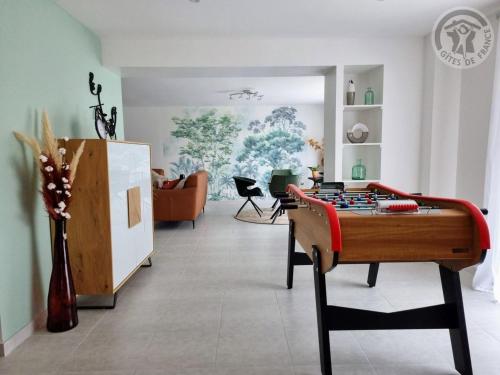 a living room with a pool table in the middle of a room at Maison spacieuse avec jardin, près de Disneyland et Reims, idéale pour familles et amis - FR-1-532-22 in Viels-Maisons