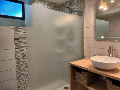 un bagno con un lavandino bianco e uno specchio di Gîte en pierre rénové avec jardin et WiFi à Chalmazel-Jeansagnière - FR-1-496-253 a Chalmazel Jeansagniere