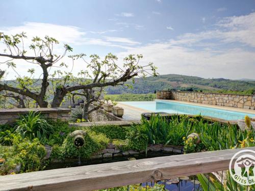 - une vue sur la piscine dans le jardin dans l'établissement Gîte de charme avec piscine et wifi au cœur des vignes - FR-1-496-116, à Malleval