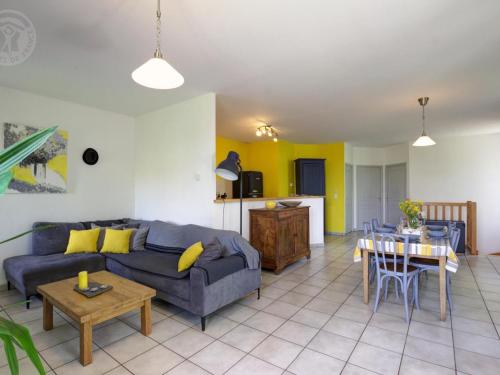 Posezení v ubytování Maison de campagne avec Jacuzzi, Sauna, Wi-Fi et Jardin privatif - FR-1-496-52