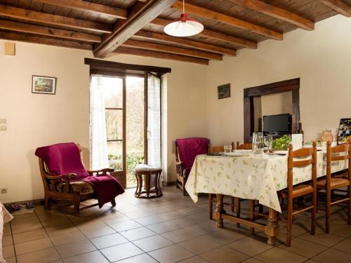 Gîte 65 m² avec cheminée, terrasse et jeux pour enfants - FR-1-496-283 في Saint-Médard-en-Forez: غرفة طعام بها طاولة وكراسي