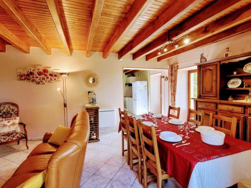 une cuisine et une salle à manger avec une table et des chaises dans l'établissement Gîte 3 ch. avec jardin, cheminée, animaux admis, WIFI, parking, proche loisirs & châteaux - FR-1-653-269, à Salles-Lavalette