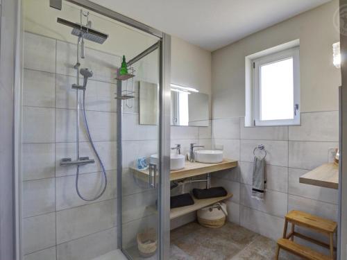 a bathroom with a shower and a sink at Charmant gîte moderne avec cour privée, tout équipé, parking sécurisé, au cœur du Roannais - FR-1-496-316 in Riorges