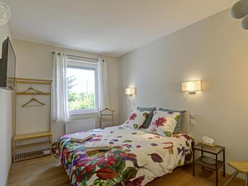 a bedroom with a bed and a window at Charmant gîte moderne avec cour privée, tout équipé, parking sécurisé, au cœur du Roannais - FR-1-496-316 in Riorges