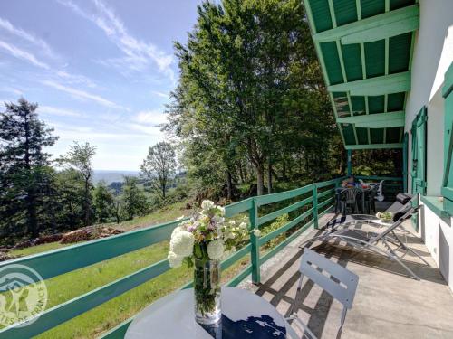 Φωτογραφία από το άλμπουμ του Gîte familial avec cheminée, terrasse et jardin - Animaux acceptés - FR-1-496-177 σε Arcon