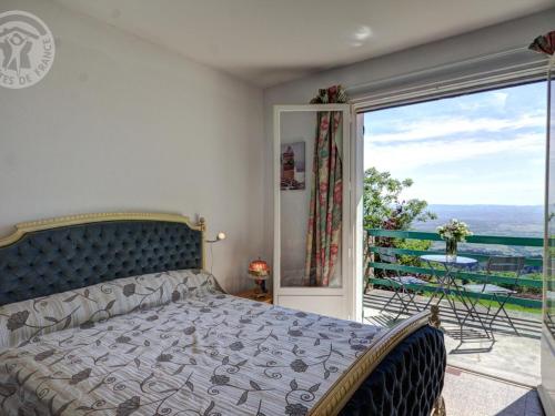 Postel nebo postele na pokoji v ubytování Gîte chalet autrichien avec cheminée et animaux acceptés - FR-1-496-177