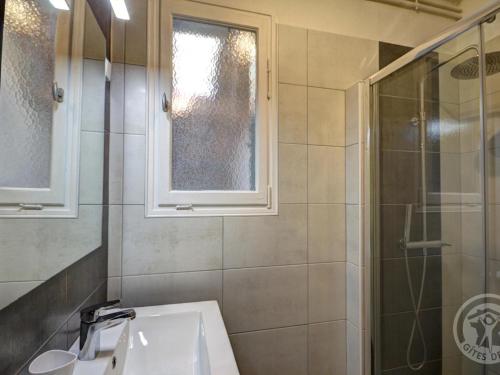 Koupelna v ubytování Gîte chalet autrichien avec cheminée et animaux acceptés - FR-1-496-177