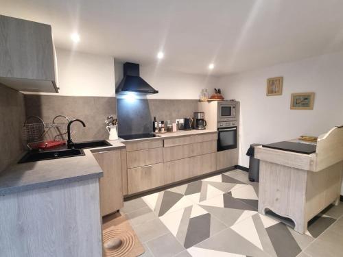 Η κουζίνα ή μικρή κουζίνα στο Gîte de charme pour 13 pers. avec spa et WiFi - FR-1-496-336