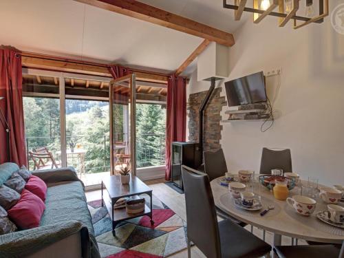 un salon avec un canapé et une table dans l'établissement Triplex Montagnard avec Sauna et Balcon, Vue Pistes - FR-1-496-338, à Chalmazel Jeansagniere
