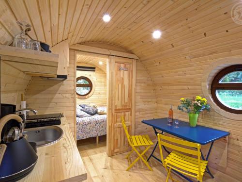 Kuchyň nebo kuchyňský kout v ubytování Séjour Authentique dans un Tonneau Viticole avec Piscine Chauffée et Mini-Ferme - FR-1-496-325