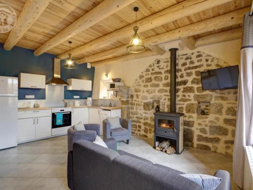 Il dispose d'une cuisine et d'un salon avec une cheminée. dans l'établissement Maison rénovée 2019, idéale familles et amis, terrasse, proche ferme laitière - FR-1-496-206, à Saint-Hilaire-Cusson-La-Valmitte