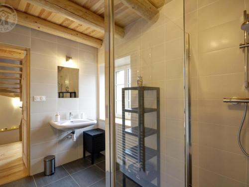 Ένα μπάνιο στο Maison rénovée 2019, idéale familles et amis, terrasse, proche ferme laitière - FR-1-496-206