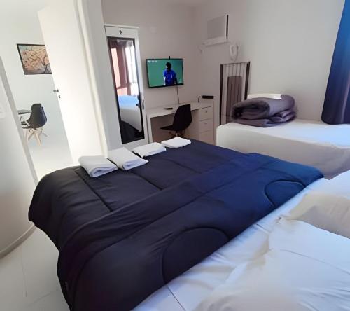 Un dormitorio con una cama con una manta azul. en Apartamento Excelente Liberdade SP, en São Paulo