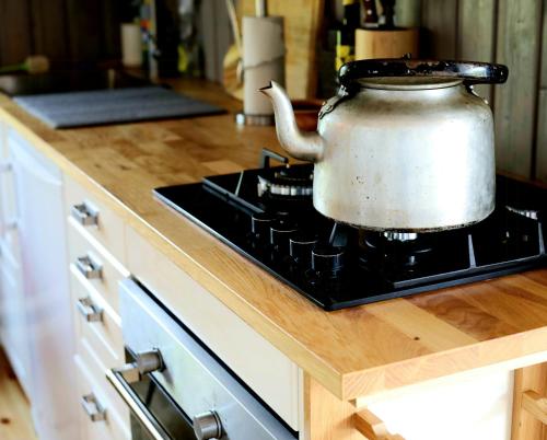 Køkken eller tekøkken på Lakeside Cabin By Lake Møkeren