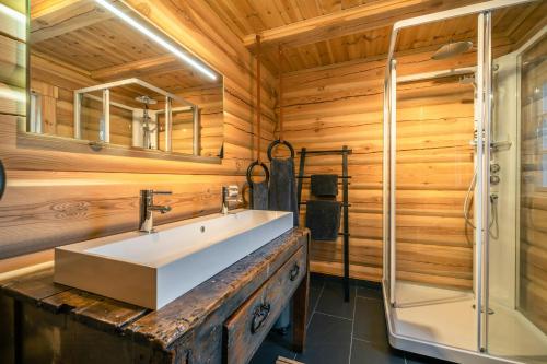 a bathroom with a sink and a shower at Lakeview Charm Near Vrådal in Vråliosen