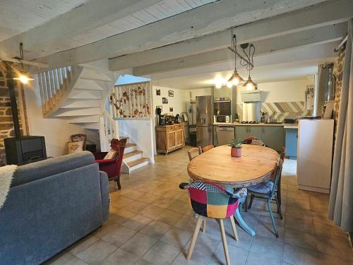 Kuchyň nebo kuchyňský kout v ubytování Cottage In Wooded Heart Of Brittany