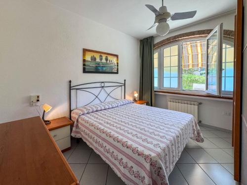 a bedroom with a bed and a window at Appartamenti Casa Rossi in Capoliveri
