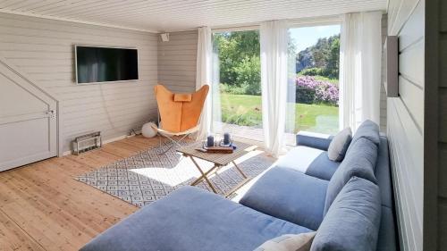 Et opholdsområde på Summer Cabin With Sea View In Sandvika