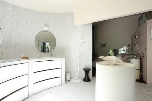 ein weißes Badezimmer mit einer weißen Kommode und einem Spiegel in der Unterkunft Superb Contemporary Villa Near Montpellier in Castelnau-le-Lez