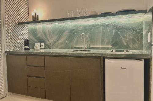 a kitchen with a sink and a counter top at Conforto e Vista Panorâmica com Banheira Hotel Vision TV WiFi Ar Cond e Cozinha in Brasilia
