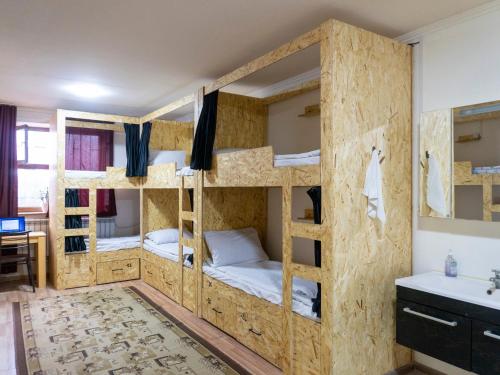 Rúm í herbergi á Bozui Hostel