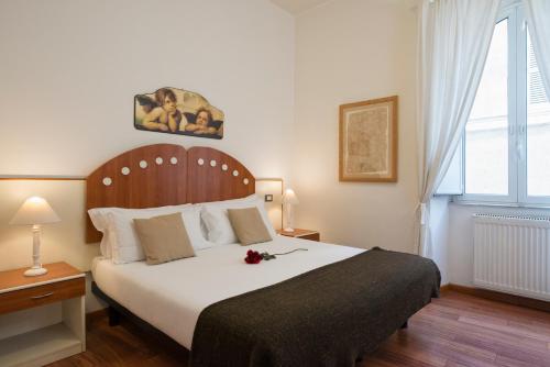 ローマにあるNavona Tower Apartmentsのベッドルーム1室(花の咲く大型ベッド1台付)