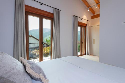 にあるCasa Rural Orue Baserriaの大きなベッドと大きな窓のある寝室