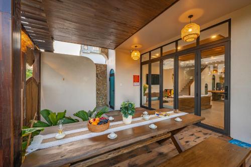 ホイアンにあるAlana Riverside Retreatのテーブルとフルーツの盛り合わせが備わる部屋