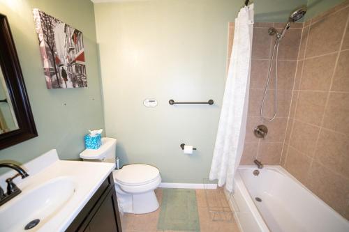 Ein Badezimmer in der Unterkunft Lush Hideaway with HotTub & Pool 6 mins kings Island