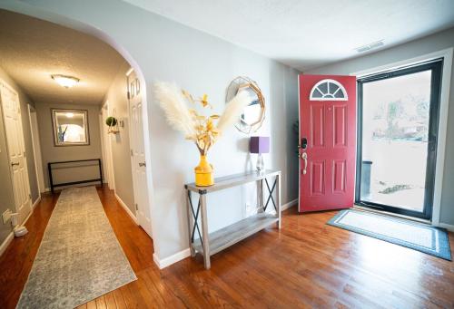 Galeriebild der Unterkunft Lush Hideaway with HotTub & Pool 6 mins kings Island in Mason