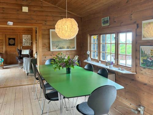 ニュークビン・シェランにあるLarge Log House With Sea Views In Klint Hillsのギャラリーの写真