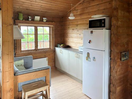 Large Log House With Sea Views In Klint Hillsにあるキッチンまたは簡易キッチン