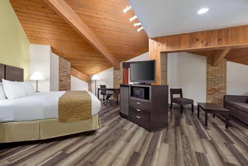 Ένα ή περισσότερα κρεβάτια σε δωμάτιο στο Baymont by Wyndham Monroe
