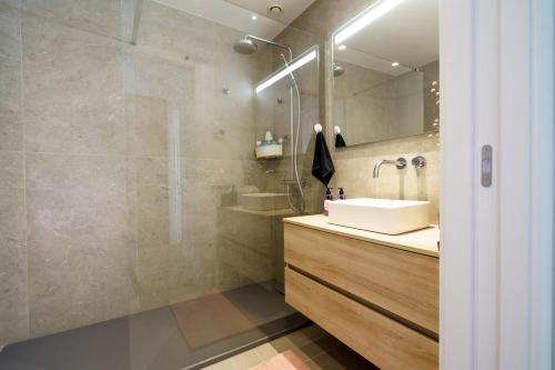 een badkamer met een wastafel en een douche bij Ocean Breeze Retreat near Ericeira in Carvoeira