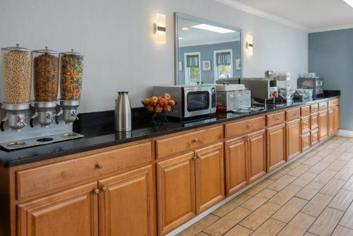 uma cozinha com uma bancada com micro-ondas em All Seasons Resort, Trademark Collection by Wyndham em South Yarmouth