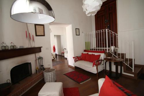 een woonkamer met een bank en een open haard bij Cosenza Vecchia: arte & storia in Cosenza